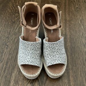 Tom’s Marisol Sandal - natural size 8 1/2